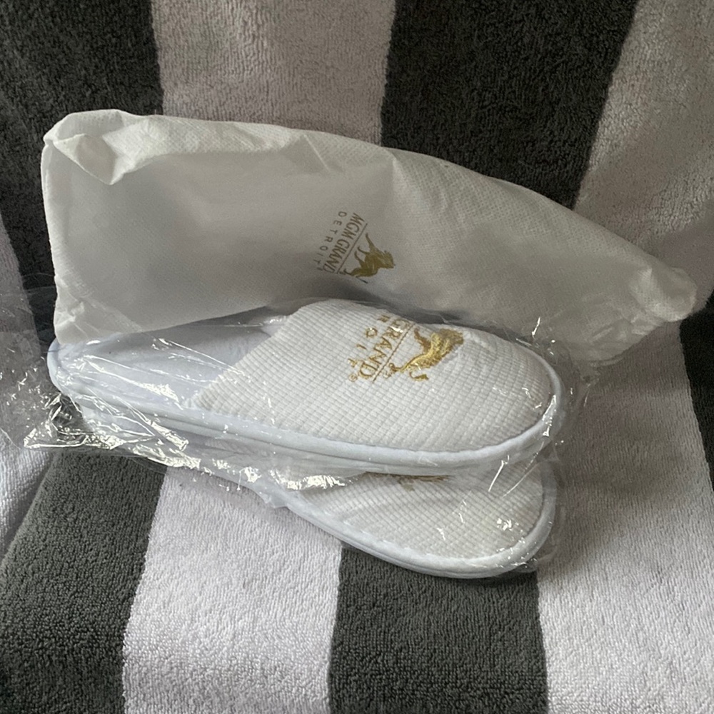 MGM grand DETROIT embroidered slippers NEW in package w/ monogrammed dust bag